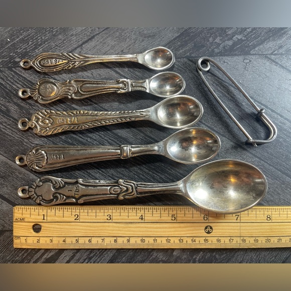 Country Kitchen ANTHROPOLOGIE 5 Piece Measuring Spoon Set on Safety Pin Holder - Picture 9 of 11